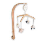 0115285 bamboom giostrina in legno con toy a maglia di bambu the farm